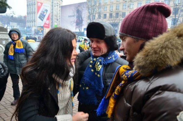 Волинські нардепи вийшли на Євромайдан і обіймалися з Русланою. ФОТО. ДОПОВНЕНО