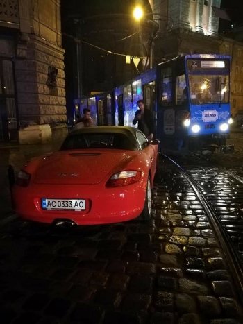 Луцька бізнес-леді на Porsche заблокувала трамвай у Львові