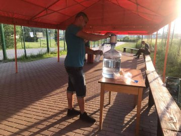 Щоб людям легше було стояти в черзі: на кордоні з Польщею встановили намети. ВІДЕО