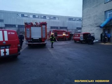 У Луцьку на Карбишева  – пожежа на складі. ФОТО