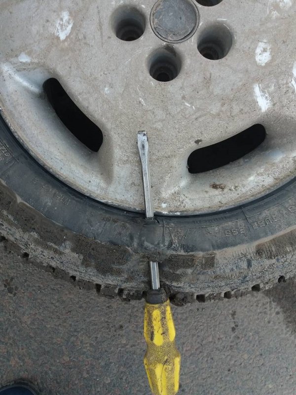 Зігнутий диск та зіпсована гума, ‒ волинянка «спіймала» яму на дорозі