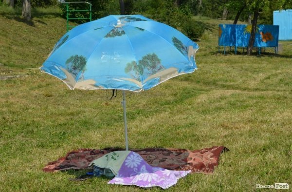 Спека змушує лучан роздягатися і лізти у міські водойми. ФОТО