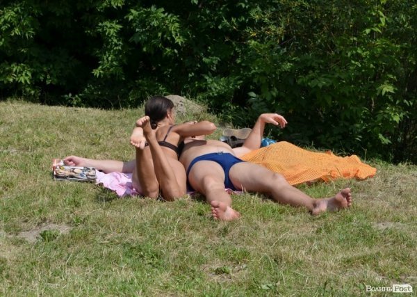 Спека змушує лучан роздягатися і лізти у міські водойми. ФОТО