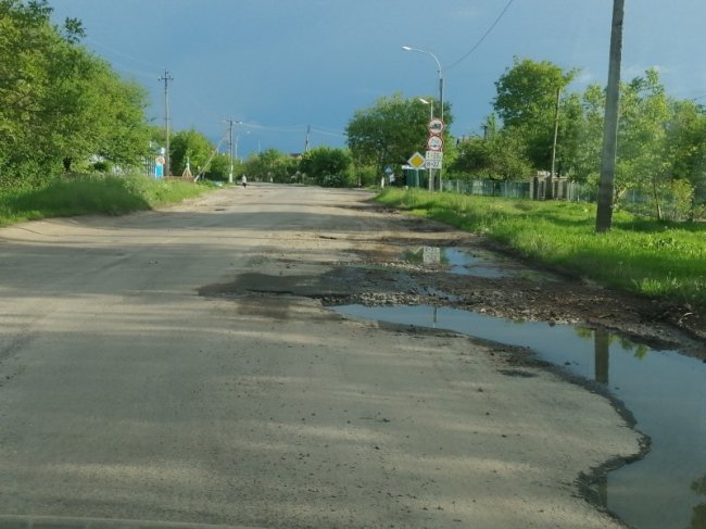 Лучани просять відремонтувати дорогу на виїзді з міста. ФОТО