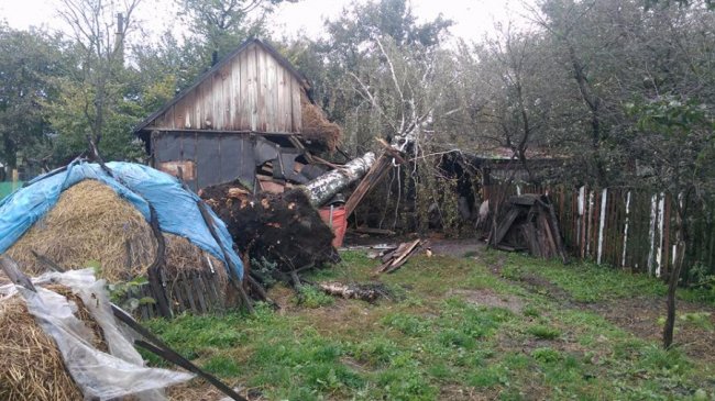 На Волині через негоду впала водонапірна башня