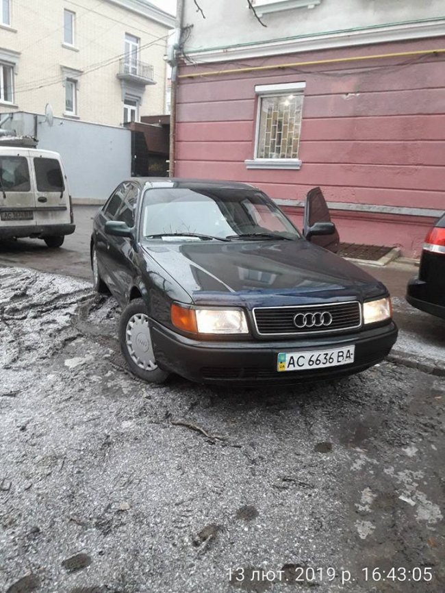 Луцькі муніципали прославили героя паркування. ФОТО