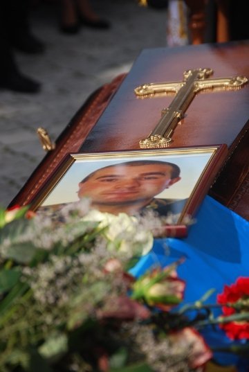 Під Луцьком прощалися з загиблим бійцем. ФОТО