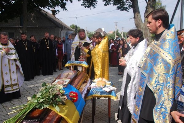 Під Луцьком прощалися з загиблим бійцем. ФОТО