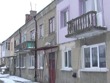 Впадуть на голову перехожим: лучани б’ють на сполох через аварійні балкони. ВІДЕО
