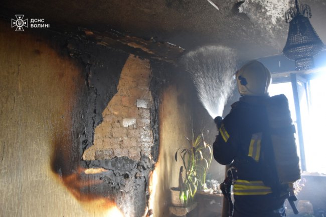 У Луцьку із охопленої пожежею квартири врятували  жінку