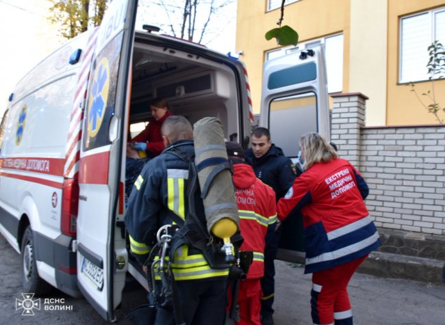 У Луцьку із охопленої пожежею квартири врятували  жінку