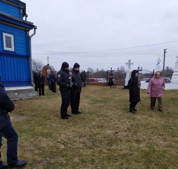 На Волині священник та прихильники УПЦ (МП) не пустили похоронну процесію у храм. ФОТО