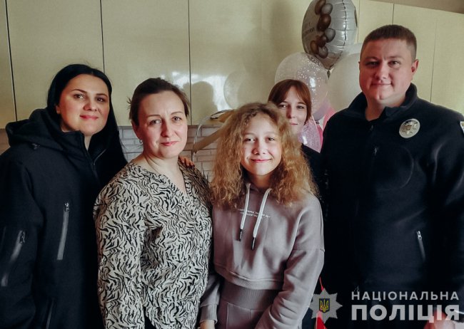 Волинські поліцейські привітали з днем народження доньку загиблого на війні колеги