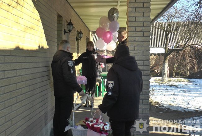 Волинські поліцейські привітали з днем народження доньку загиблого на війні колеги