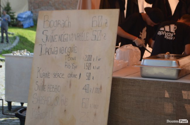У замку Любарта стартував Lutsk Food Fest: що і за скільки пропонують скуштувати. ФОТО