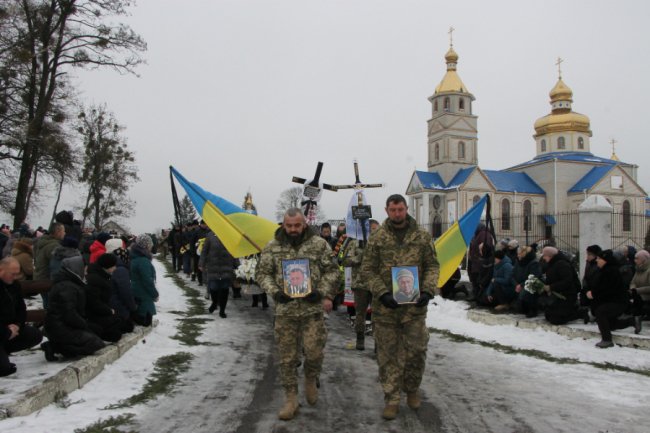 Подвійний біль: у селищі на Волині попрощалися з двома Героями Олександром Голодюком та Андрієм Міщуком