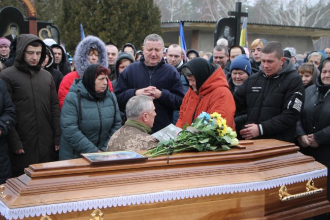 Подвійний біль: у селищі на Волині попрощалися з двома Героями Олександром Голодюком та Андрієм Міщуком