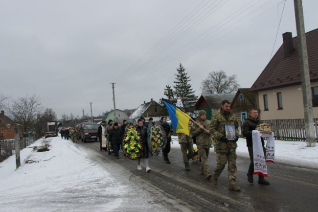 Подвійний біль: у селищі на Волині попрощалися з двома Героями Олександром Голодюком та Андрієм Міщуком