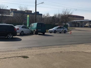 Аварія у Луцьку: дорогу не поділили бус і Chevrolet. ФОТО