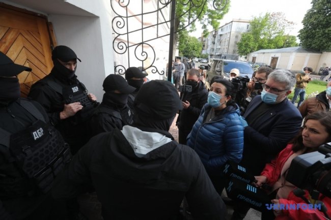 Працівники ДБР прорвалися до музею, де проходить виставка картин родини Порошенка