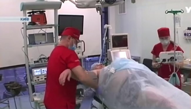 На його обличчі – відбиток війни: лікар Валіхновський безкоштовно оперуватиме атовця