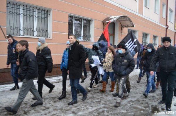 На луцькому Євромайдані міліція ледь не затримала хлопця. ФОТО. ВІДЕО