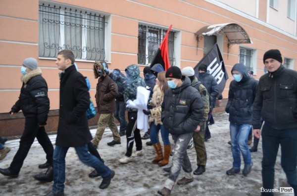 На луцькому Євромайдані міліція ледь не затримала хлопця. ФОТО. ВІДЕО