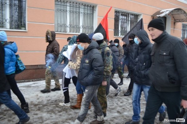 На луцькому Євромайдані міліція ледь не затримала хлопця. ФОТО. ВІДЕО