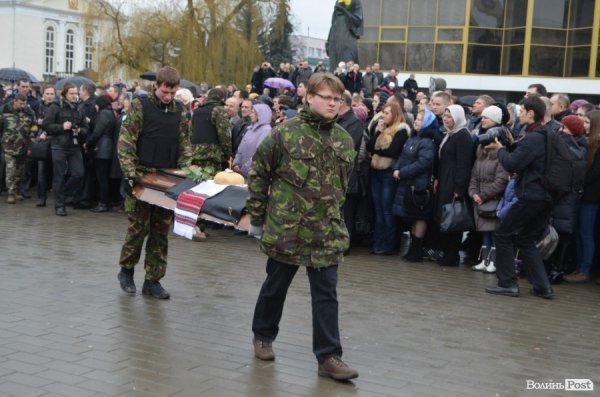 «Герої не вмирають!», – у Луцьку провели в останню путь майданівця. ФОТО. ВІДЕО