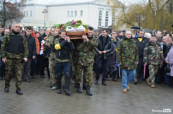 «Герої не вмирають!», – у Луцьку провели в останню путь майданівця. ФОТО. ВІДЕО