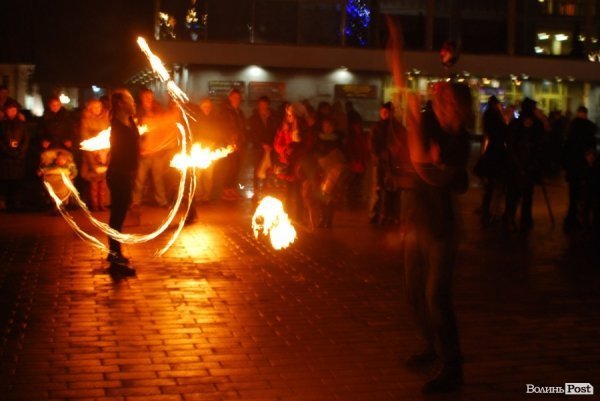 У Луцьку поєднали колядки і фаєр-шоу. ФОТО