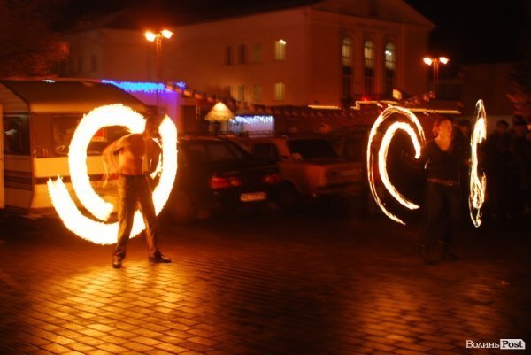 У Луцьку поєднали колядки і фаєр-шоу. ФОТО