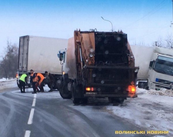 Аварія в селі під Луцьком: фура з'їхала в кювет