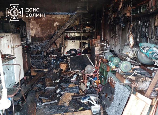 У місті на Волині горів двоповерховий гараж: загинув чоловік