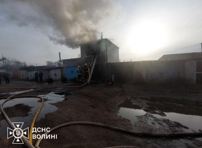 У місті на Волині горів двоповерховий гараж: загинув чоловік
