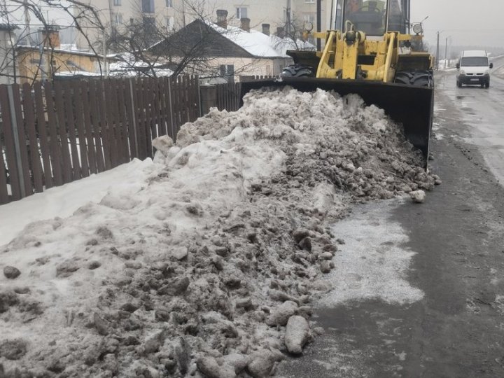 Волинські дороги розчищають від снігу 25 спецмашин