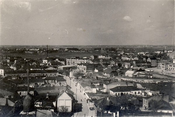 Вигляд на теперішню вулицю Братковського з даху кафедрального костелу. Зображення з книги «Луцьк у старовинній листівці, гравюрі та фотографії» Віктора Літевчука