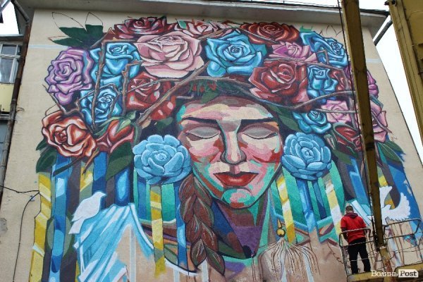 Сірі стіни луцьких будинків стали полотнами вуличних художників