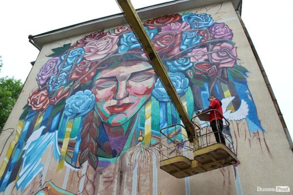 Сірі стіни луцьких будинків стали полотнами вуличних художників