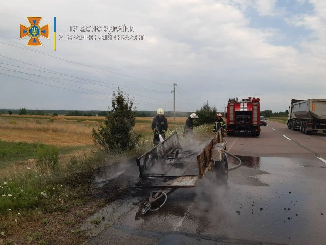 На Волині згоріли трактор та причіп