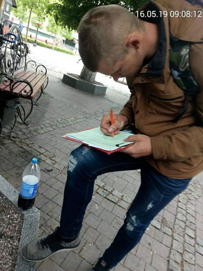 У Луцьку ловили курців у громадських місцях. ФОТО