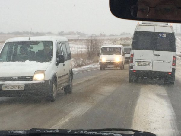 На трасі Луцьк-Рівне буксують фури