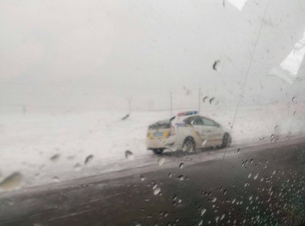 На трасі Луцьк-Рівне буксують фури