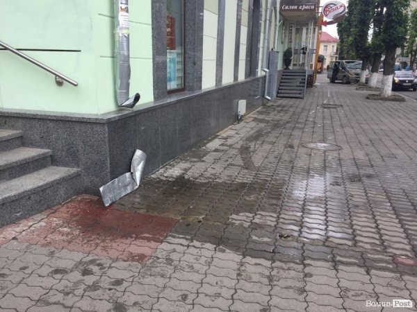 Лучанка на мікроавтобусі заїхала в магазин. ФОТО