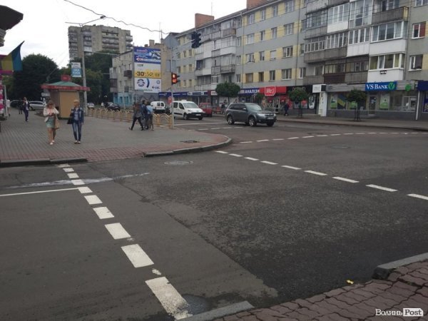 Лучанка на мікроавтобусі заїхала в магазин. ФОТО