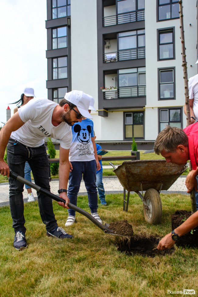 Як мешканці ЖК «Супернова» саджали клени і сакури разом з «Інвестором». ФОТО*