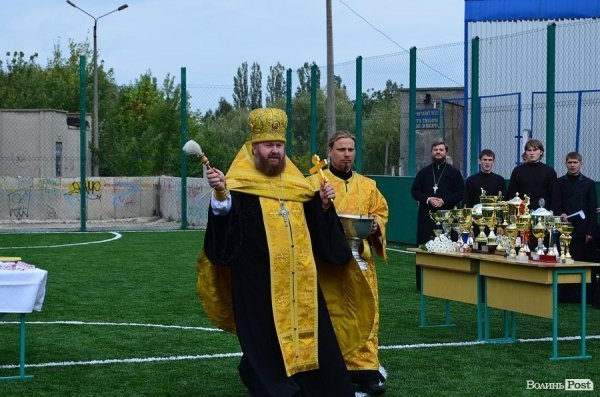 У Луцьку в басейні – футбольне поле. ФОТО