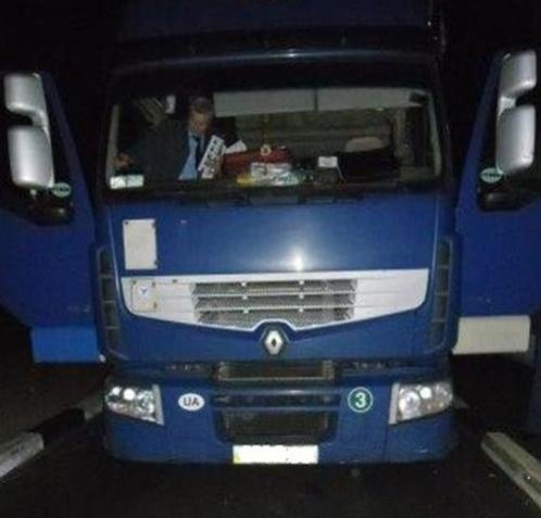 На кордоні конфіскували дві іномарки