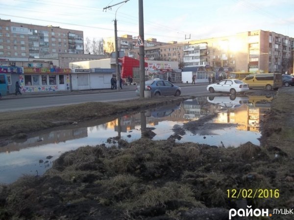 У Луцьку через яму люди змушені ходити проїжджою частиною. ФОТО