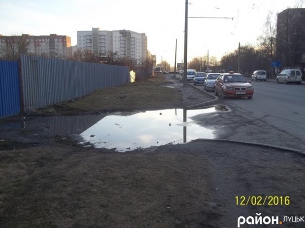У Луцьку через яму люди змушені ходити проїжджою частиною. ФОТО